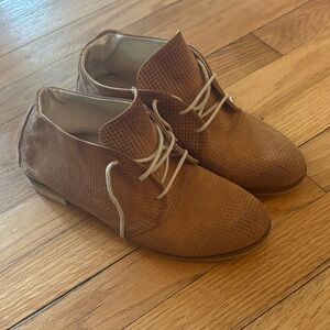 Women’s Letizia Ferrari chucka boot size 8